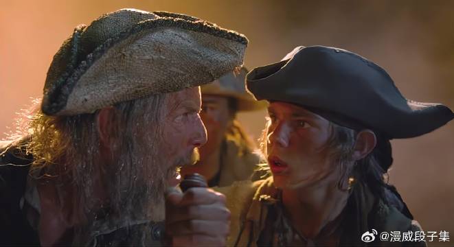 为了抓到美人鱼，黑胡子是真狠心，拿船员当诱饵