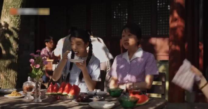 小巷人家 ：80年代宋莹就能穿着花裙子，在茶馆喝茶，生活好不惬意