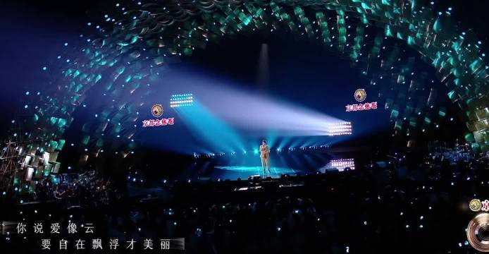 颜人中舞台嗦手指引热议,独特嗓音获赞