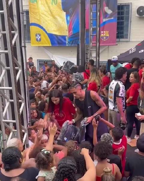 拉菲尼亚返乡送温暖，为民众分发食物礼物并与球迷互动