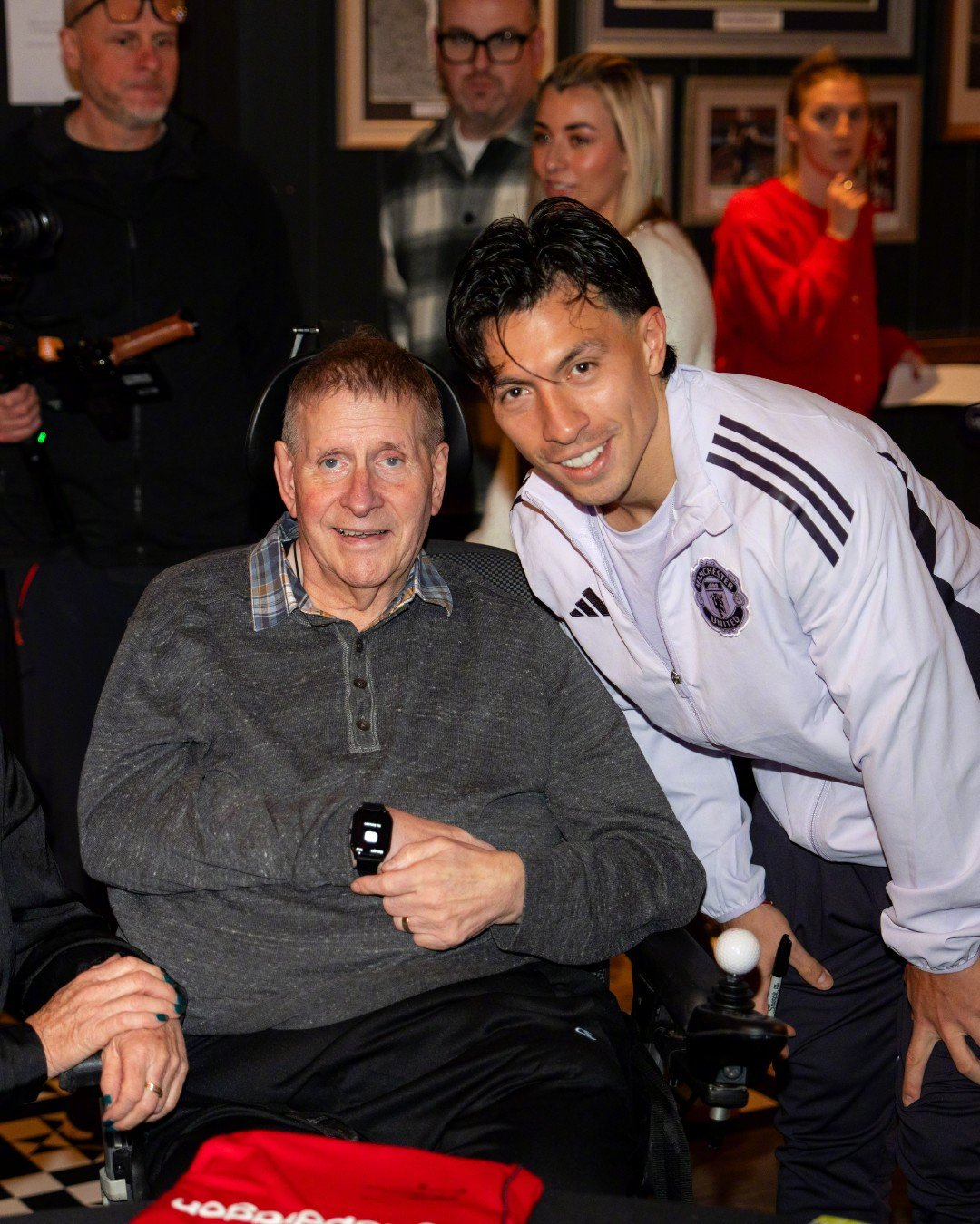 红魔众将出席了曼联残疾人球迷协会（MUDSA）的年度圣诞晚宴，与球迷欢度佳节