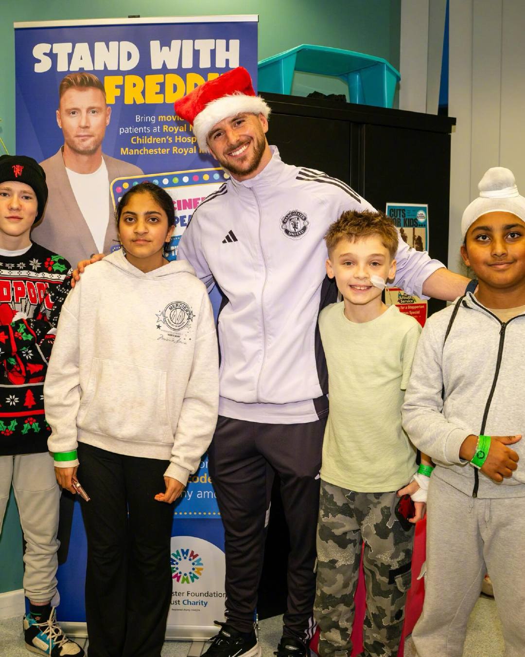 曼联众将圣诞造访曼市三家儿童医院送温暖
