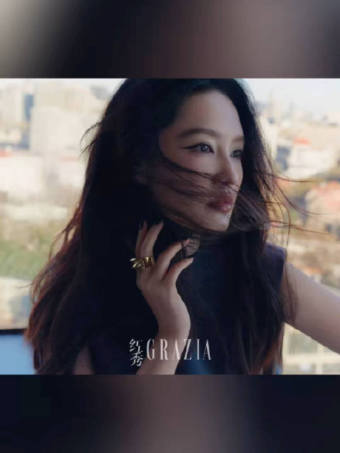 李沁登红秀闭年刊封面，巴黎世家新装演绎酷飒之美