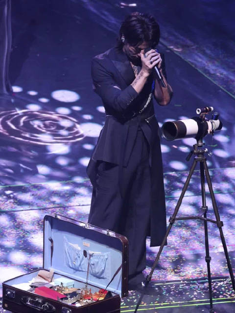 言承旭上海演唱会戴流星项链引泪目