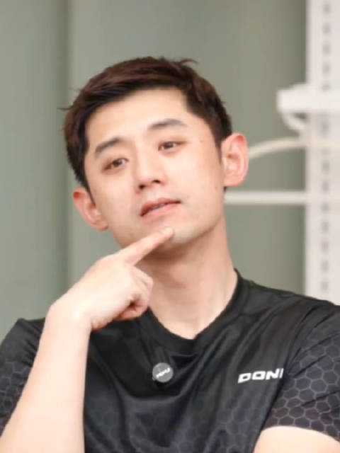 张继科正在控制体重准备比赛？直言暂时保密，现在没事就开始练球