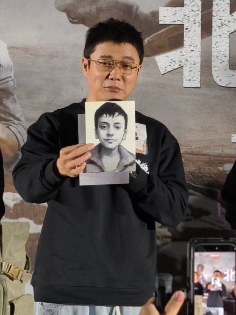 肖央首映礼展示美术功底，亲绘《用武之地》肖像画