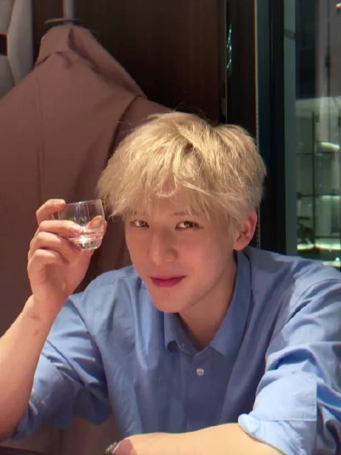 这个眼神是怎么发出这么自然的笑意的，王安宇的气质也太特别了