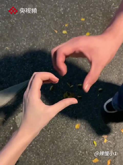 “牵你的手啊，在岁月种下鲜花~”@Karen莫文蔚 与