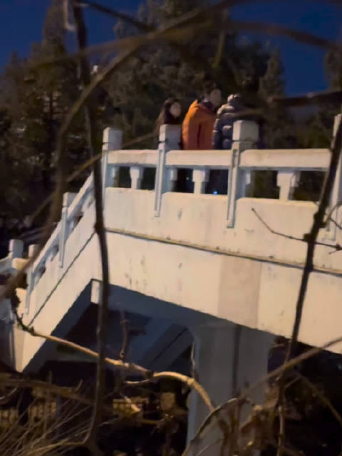 胡歌李沁夜骑北京街头拍摄《人间有味》