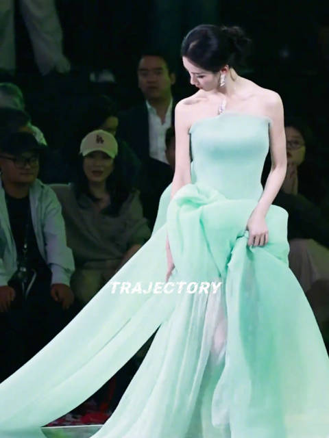 陈都灵这个视频没有退出键… 真的好像森林里的小精灵啊 轻盈又灵动