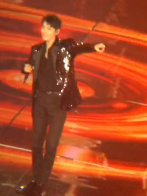 上一次跨年还是上一次！期待这一次的跨年，可以和肖战一起跨年