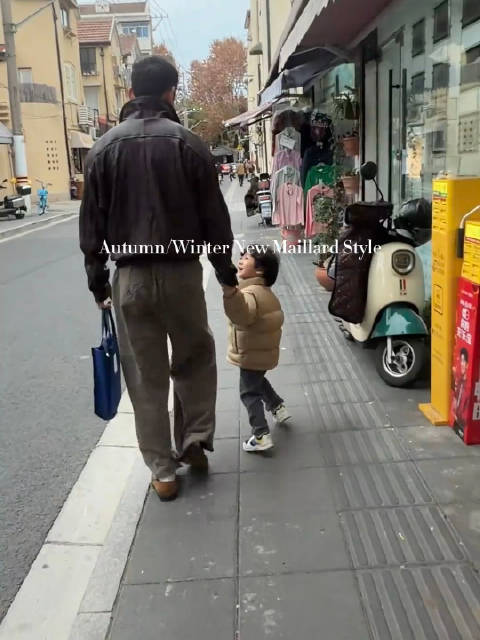 李嘉格儿子与妈妈男友牵手逛街显融洽