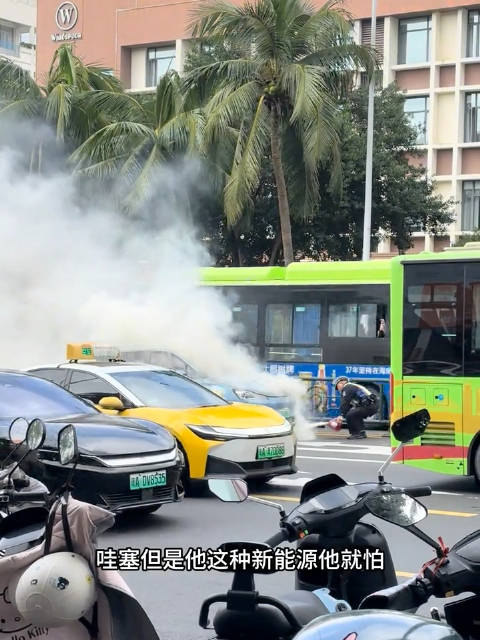 男子目睹一起车辆自燃的第一现场