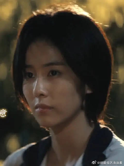 风吹散了女孩心事，耳机轰隆是心跳，抬眸满眼都是你