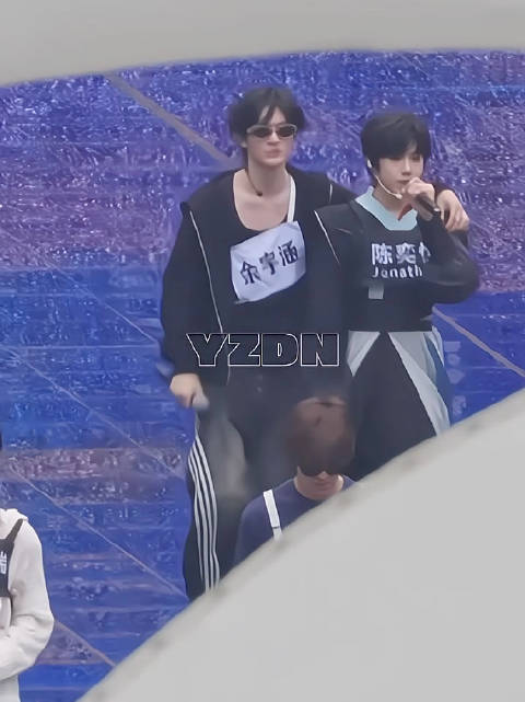 新音彩排路透，今天余宇涵陈奕恒搭肩彩排！