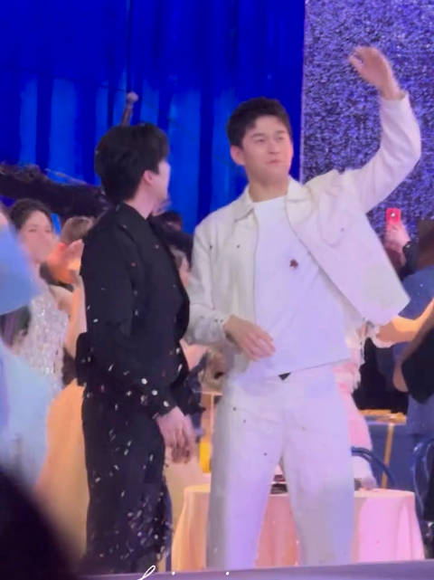 刘宇宁190身高遇198需踮脚比高