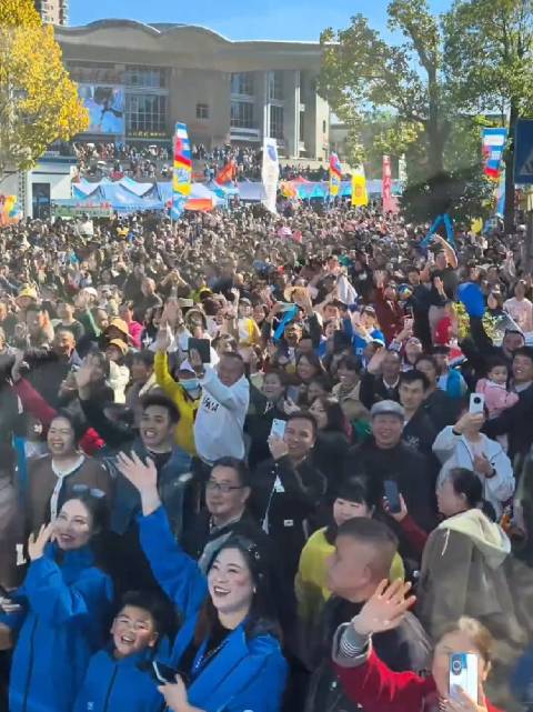 湘超永州队球迷热情助威足球小将