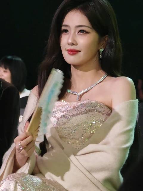 白鹿新剧唐宫奇案开机，搭档李佩仪演绎古装悬疑