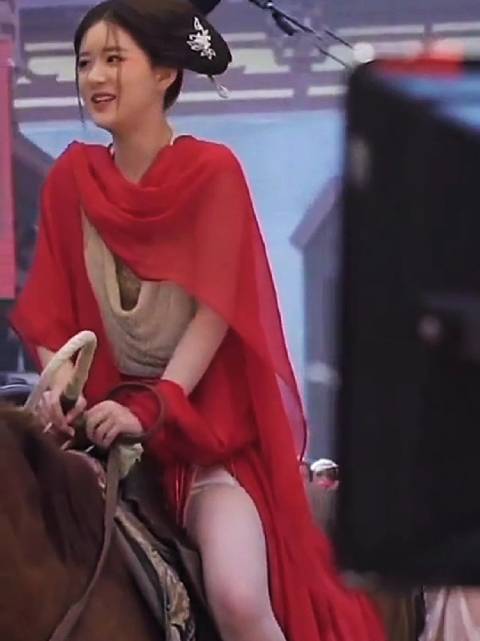 赵露思片场受惊马匹失控红裳乱舞