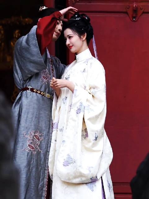 王楚然红墙着汉服展温婉古韵