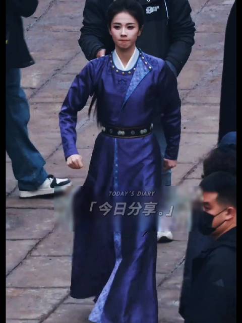 白鹿紫色古装亮相《唐宫奇案》片场，尽显李佩仪英气