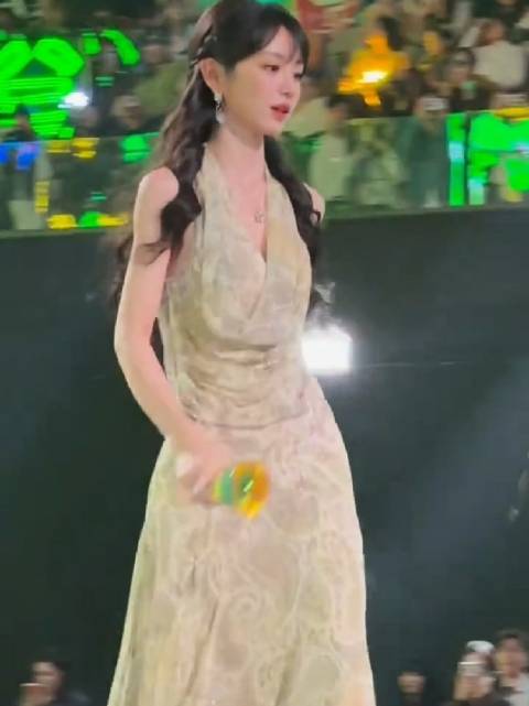 田曦薇真的太会走路了，每一步都走到人心坎儿里去