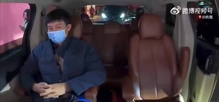 白鹿穿姥姥衣服录节目，沙溢开门认不出