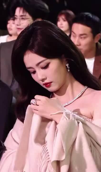 哈哈哈哈哈哈白鹿玩手机还不忘鼓掌太可爱了