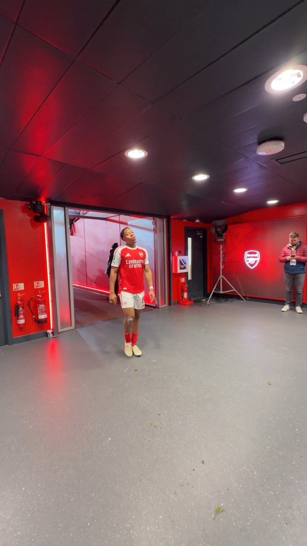 赛后球员通道实拍