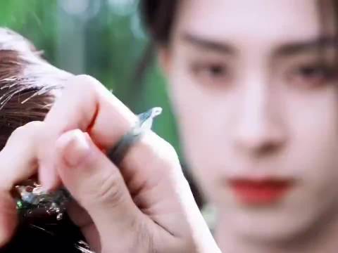 白炼因父离世崩溃刺伤梵樾后被强行带走