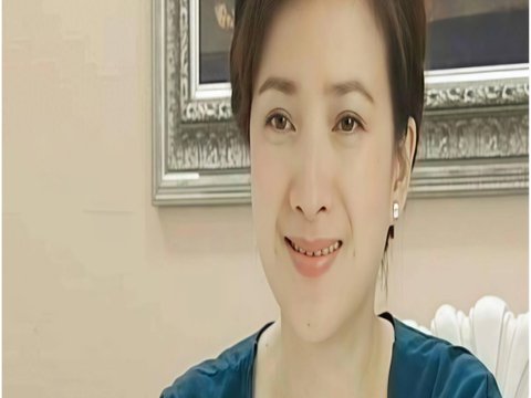 葬礼结束后，何晴24岁儿子抱遗照弯腰驼背，网友心疼：咋没人扶？