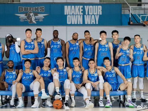 10分完胜，北京队拿下开门红！周琦12+8三节打卡，赵睿首秀100分