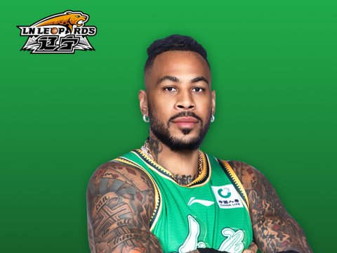 辽宁为莫兰德庆生！杨鸣露肩，本人举蛋糕笑开花，已成球队支柱！