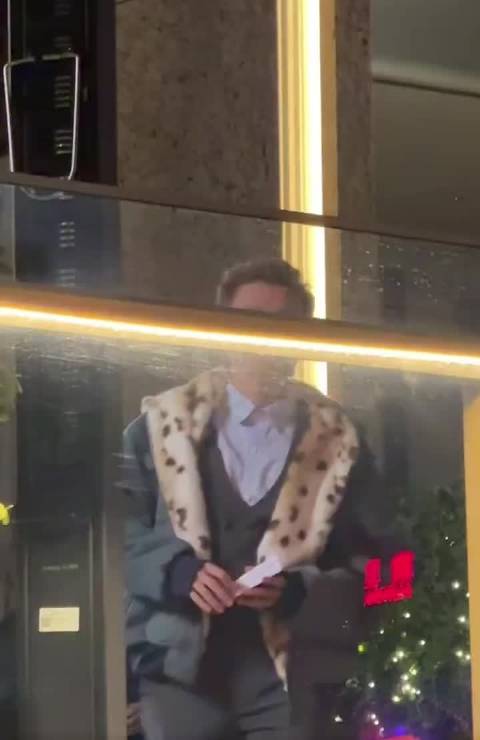 王勉路边即兴讲脱口秀看小抄与路人互动