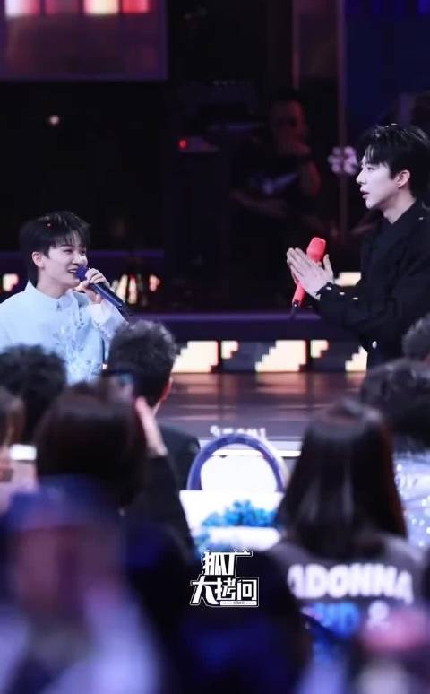 周深刘宇宁北京跨年同台，最萌身高差引热议