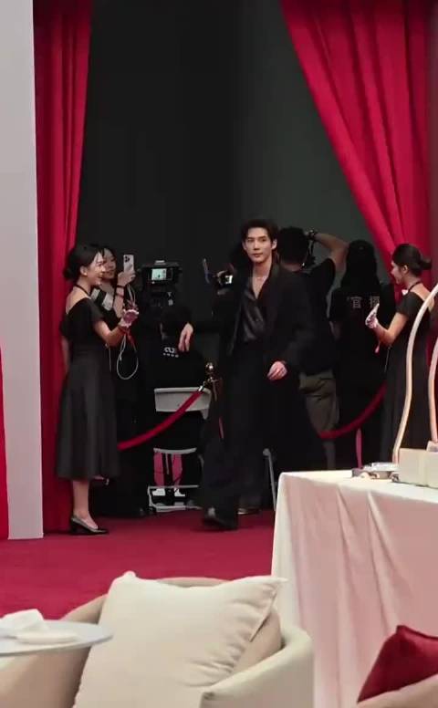 刚走完红毯的王安宇后台就热舞 王安宇他真的每次他出来就帅大家一跳