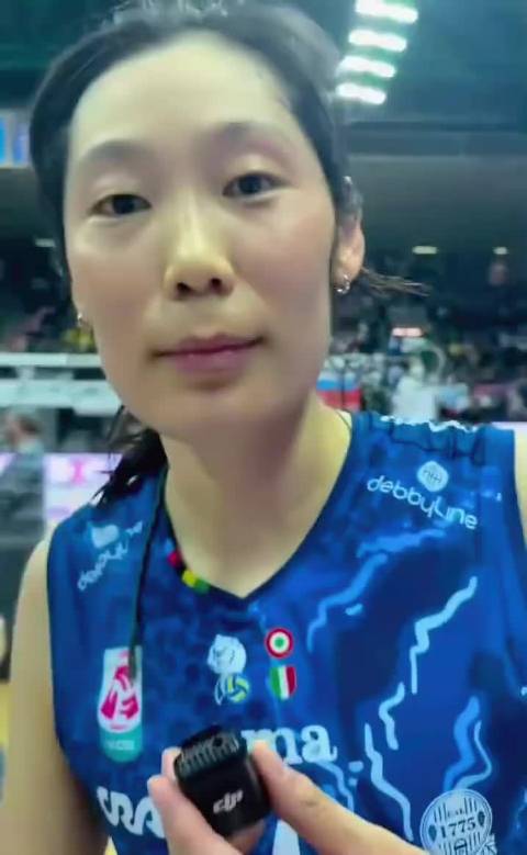 朱婷赛后英语采访展活力笑容，球场扣杀霸气尽显