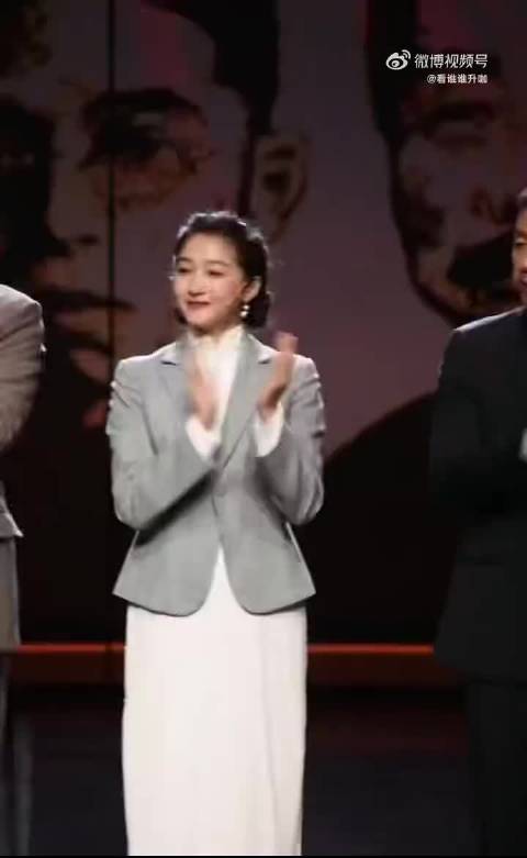 关晓彤致敬艺术家秦怡：这次话剧经历让她深刻理解“热爱可抵岁月长”