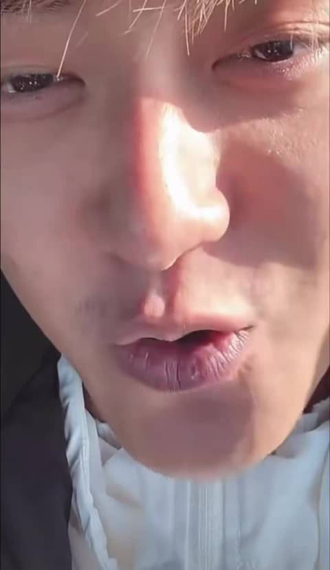 黄子韬素颜直播胡子拉碴指甲参差