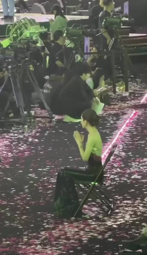 露思：玩儿滑梯呢，别管