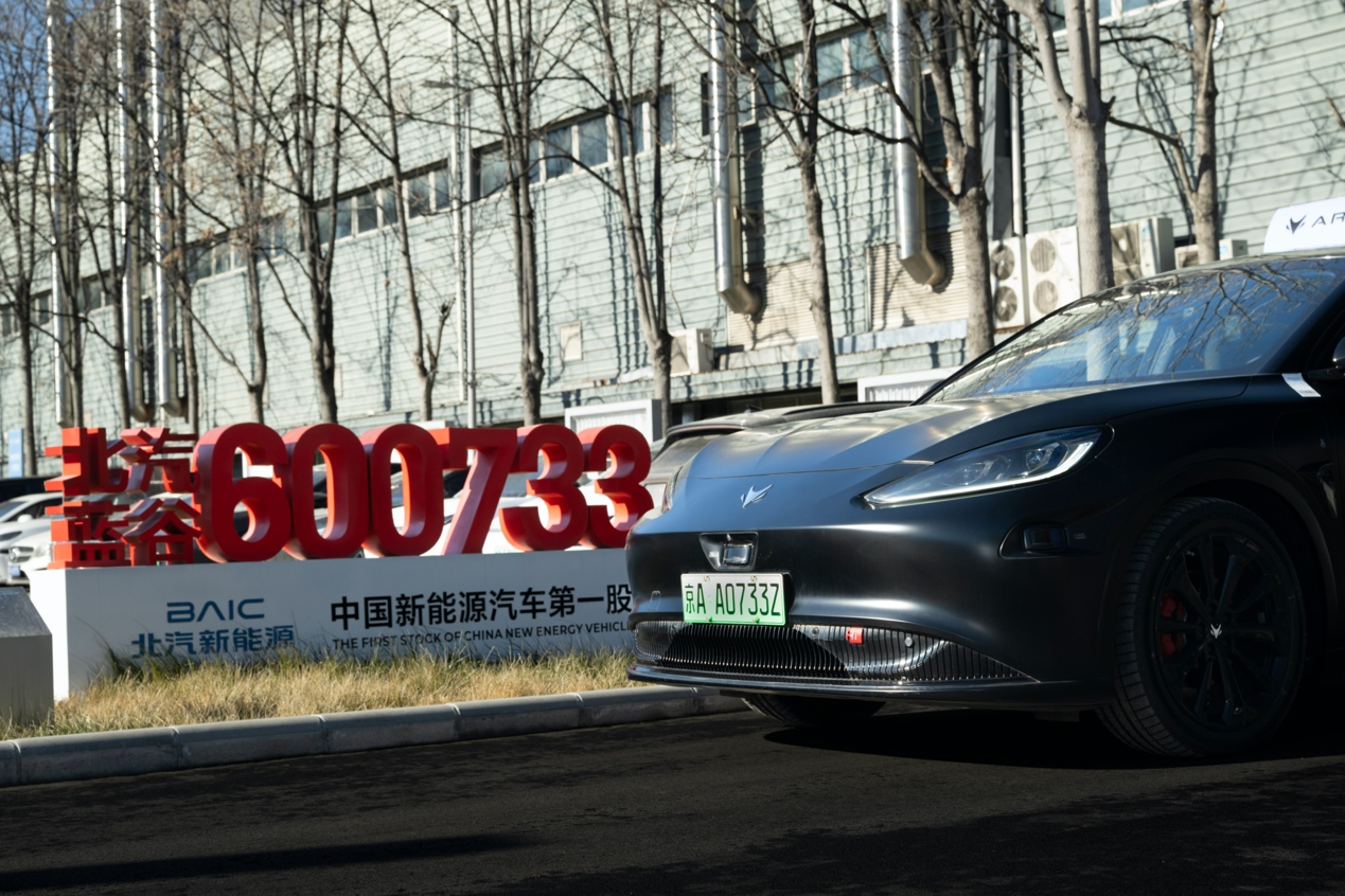 从封闭测试到公共道路，极狐趟平了这条路