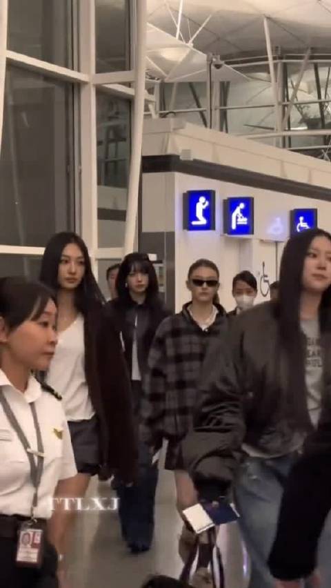 日韩冷酷美风格引热议，李嘉元黑衣长发示范时尚