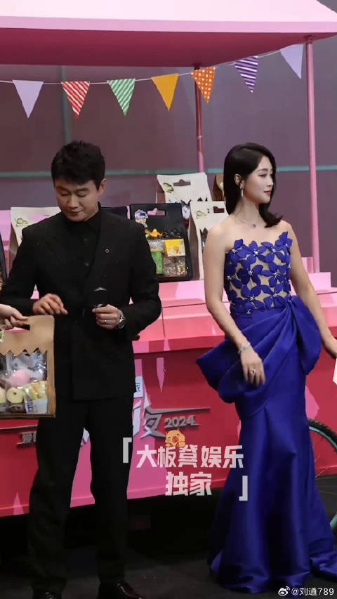 蓝盈莹 与镜头的趣味互动~有种邻家哥哥姐姐的亲切感