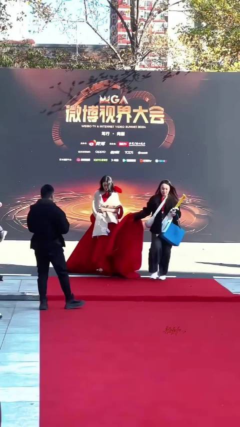 王楚然的美貌就应该配上艳丽的红