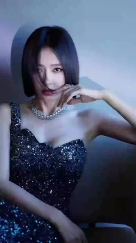 秦岚这颜值身材太惊艳了，诗意的白发画面让人瞬间放下烦忧，沉醉其中！