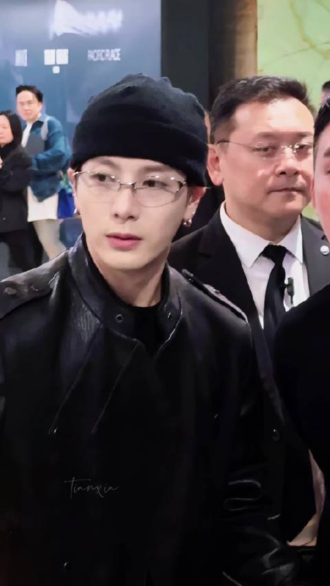 王嘉尔发文激励粉丝,圣诞祝福传递正能量