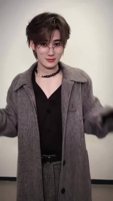 张真源浅发色造型引热议，混血感十足