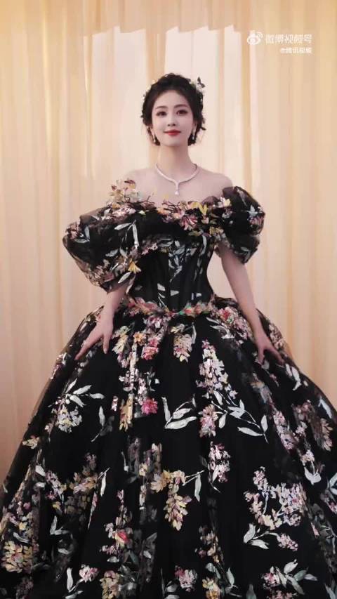 白鹿白烁  白鹿李青月 晚霞洒遍鲜花 都不如你这朵玫瑰惹人喜爱