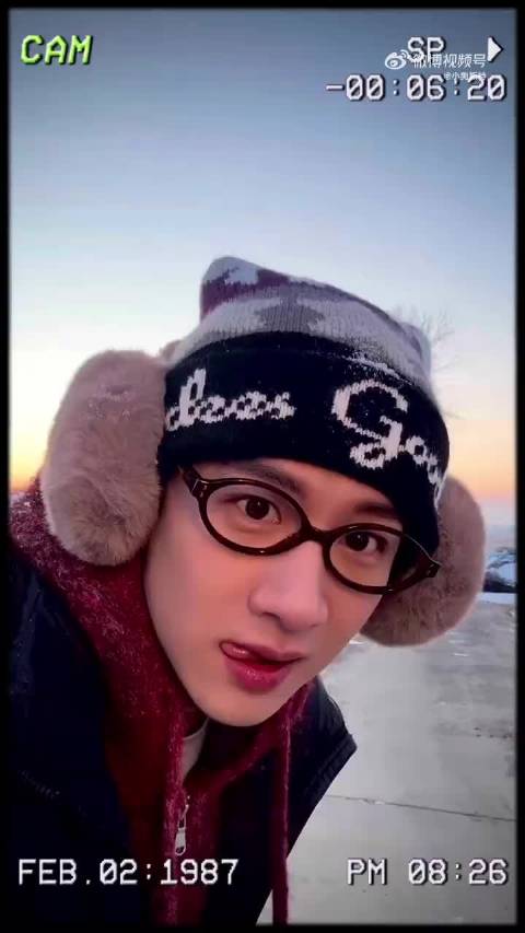 白敬亭圣诞手势舞引热议，穿搭帅气获赞