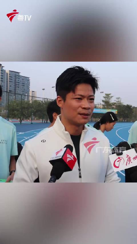 苏炳添退役后执教青年运动员，手把手传授起跑技巧